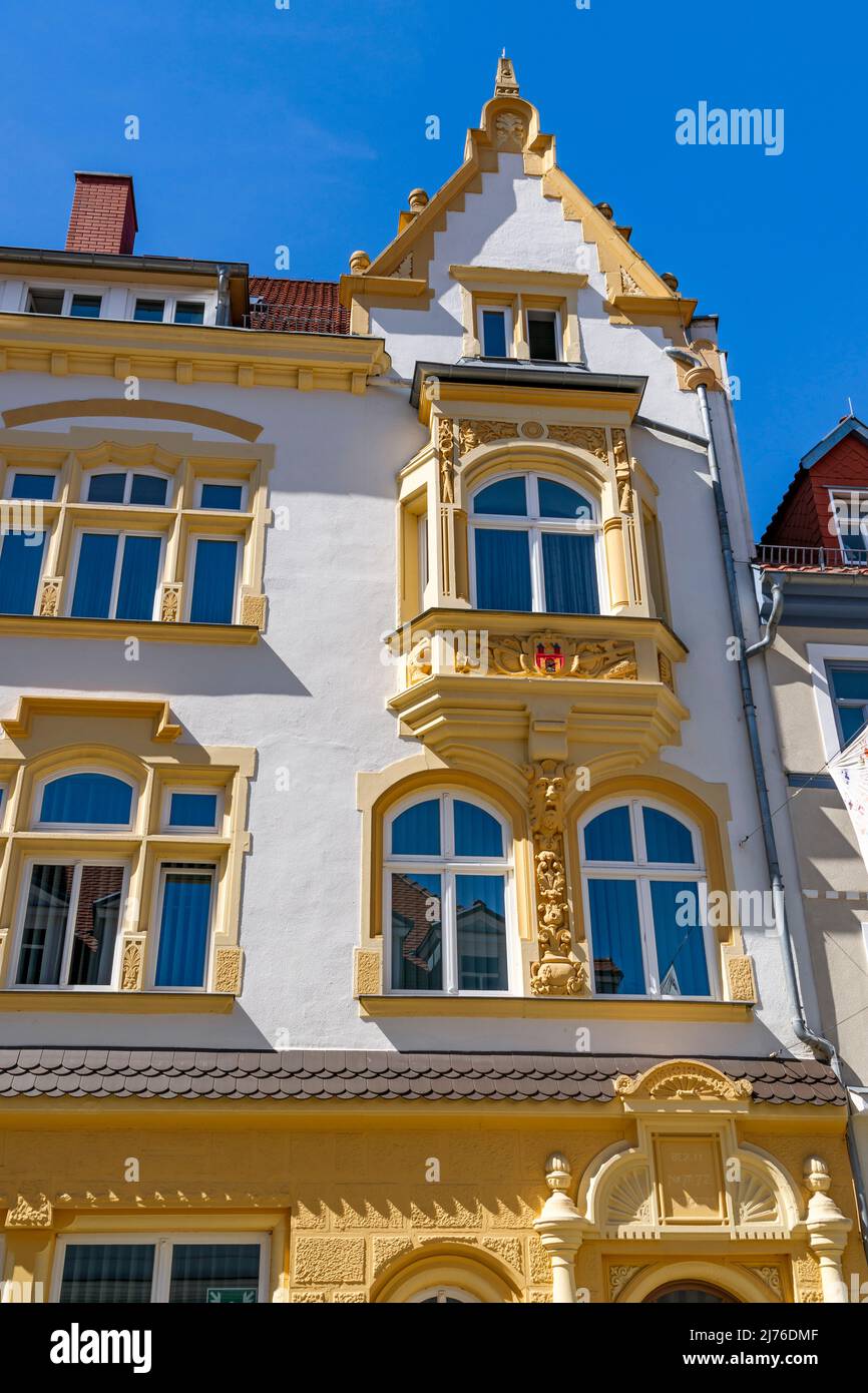 Allemagne, Suhl, la maison Steinweg 20 a été construite en 1900 selon les plans de Rudolf Ludloff avec une façade en grès richement décorée dans le style néo-Renaissance pour le fabricant de carabines Justin Meffert. En 1994, le bâtiment a été converti avec la maison voisine en la branche principale de la Rhön-Rennsteig-Sparkasse. Banque D'Images