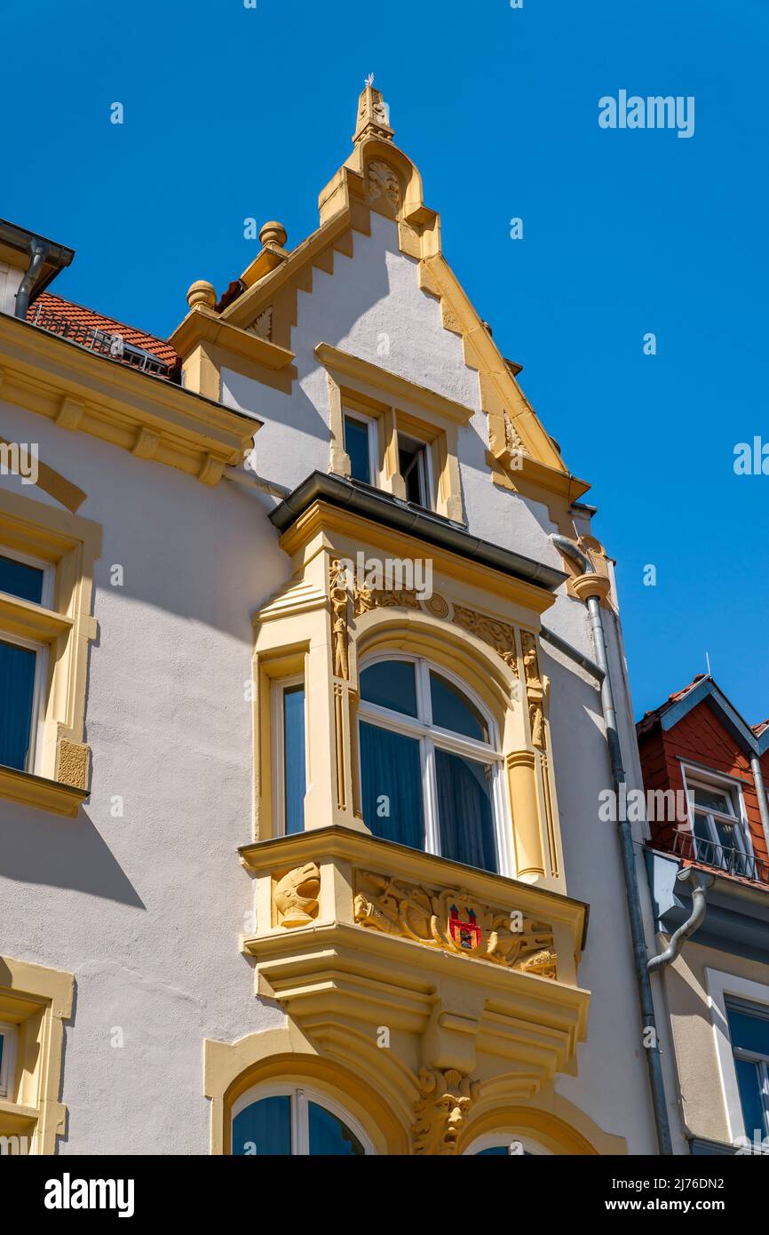 Allemagne, Suhl, la maison Steinweg 20 a été construite en 1900 selon les plans de Rudolf Ludloff avec une façade en grès richement décorée dans le style néo-Renaissance pour le fabricant de carabines Justin Meffert. En 1994, le bâtiment a été converti avec la maison voisine en la branche principale de la Rhön-Rennsteig-Sparkasse. Banque D'Images