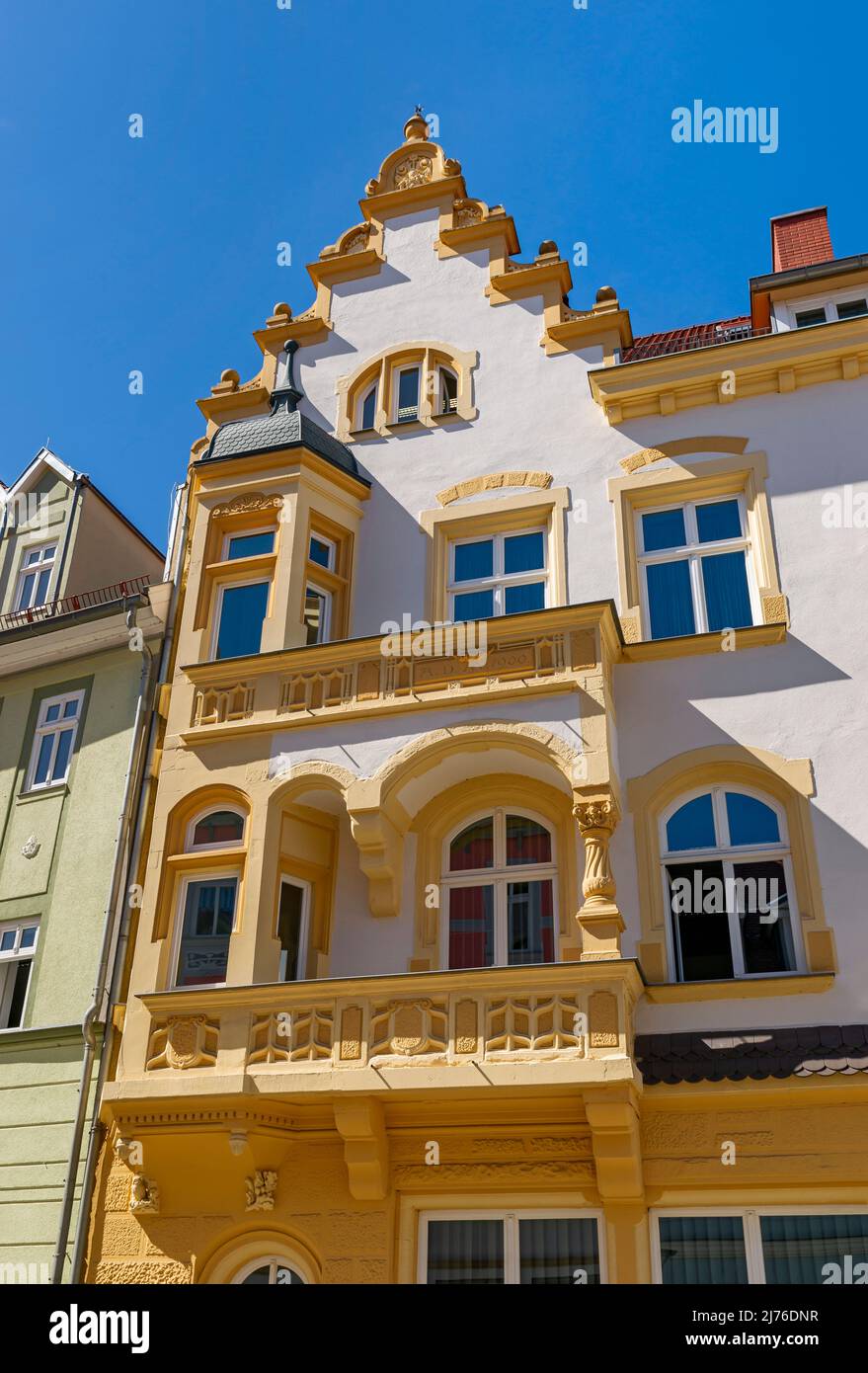 Allemagne, Suhl, la maison Steinweg 20 a été construite en 1900 selon les plans de Rudolf Ludloff avec une façade en grès richement décorée dans le style néo-Renaissance pour le fabricant de carabines Justin Meffert. En 1994, le bâtiment a été converti avec la maison voisine en la branche principale de la Rhön-Rennsteig-Sparkasse. Banque D'Images