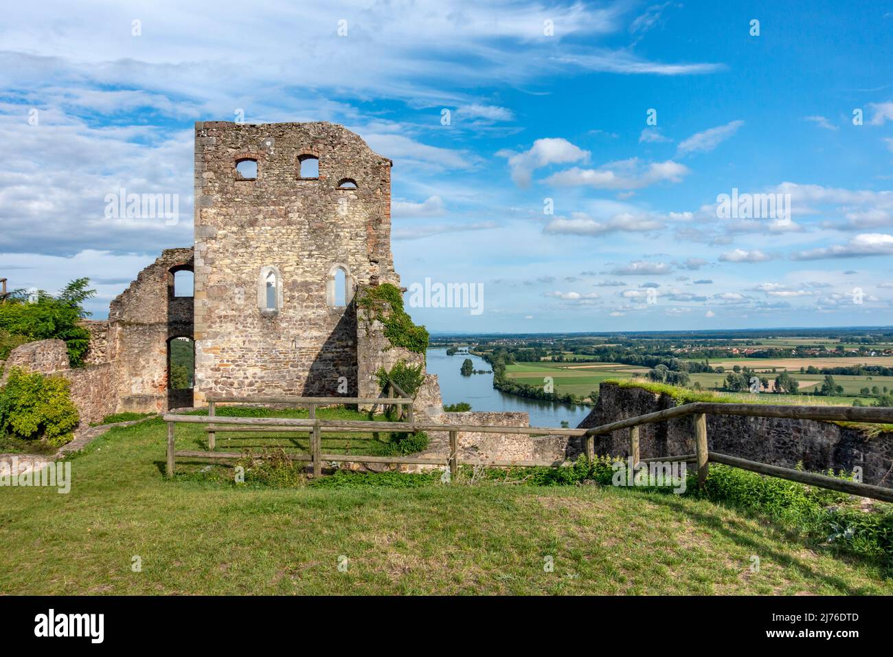 Vue depuis le château de Donaustauf dans la vallée du Danube. La ruine du château Donaustauf est la ruine d'un haut château au-dessus du village Donaustauf dans le quartier Haut-Palatinat de Ratisbonne. Banque D'Images