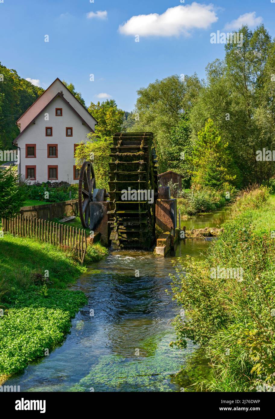 Allemagne, Schelklingen, roue d'eau de l'ancien moulin à farine Talsteußlingen. Banque D'Images