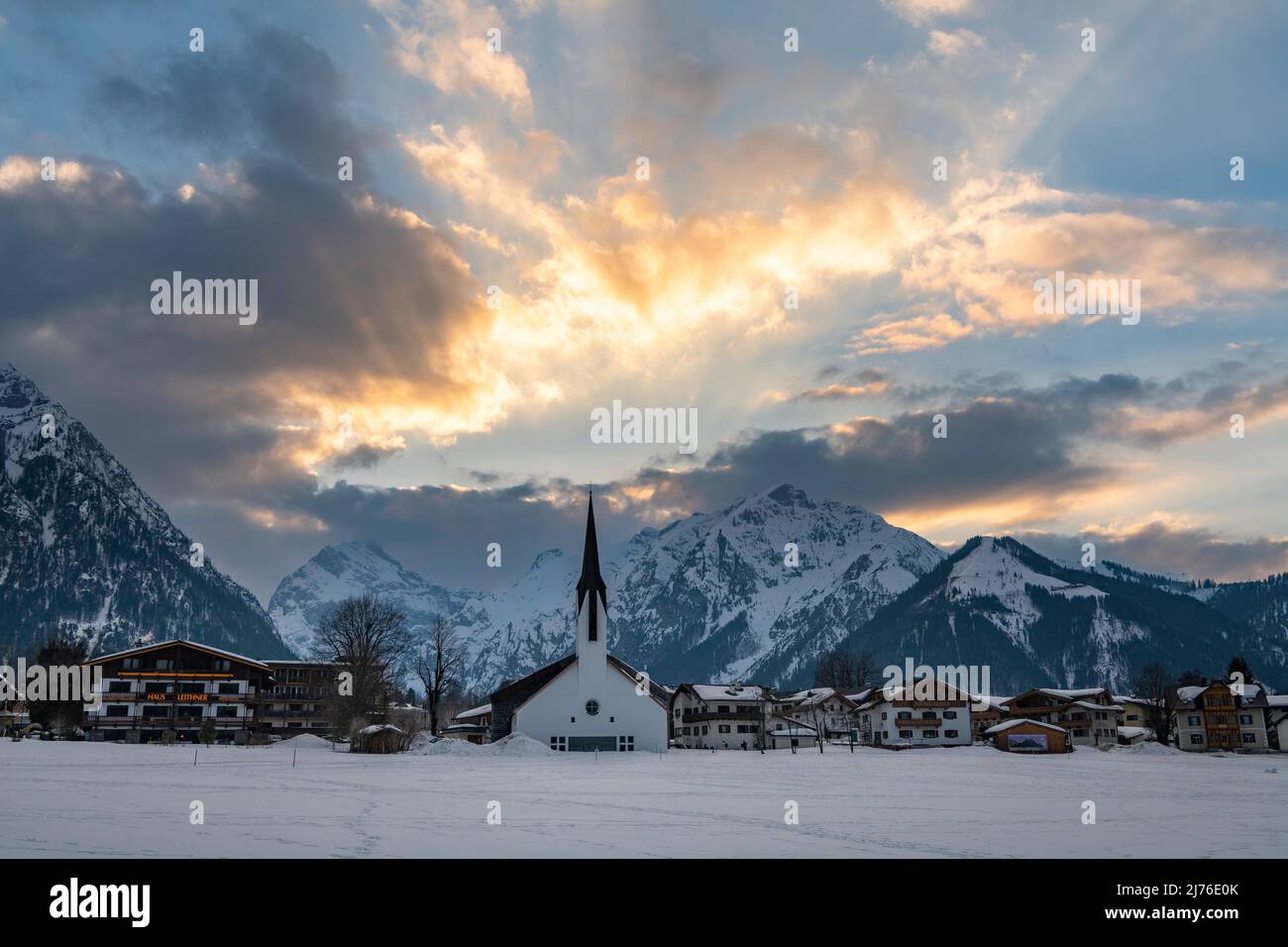 L'église de la Sainte Trinité à Pertisau sur le lac Achen. Banque D'Images