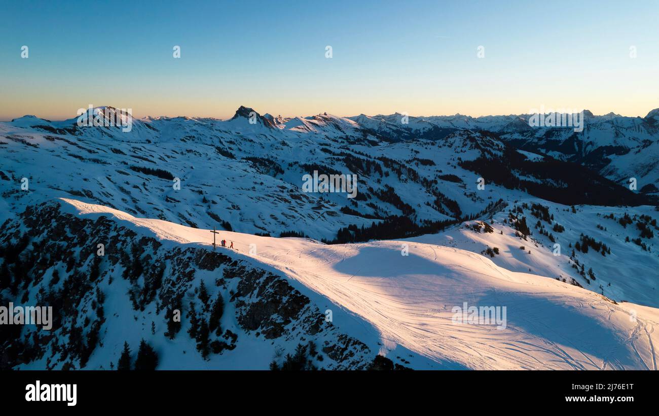 Visite de ski le matin sur le Portlahorn à Damüls dans le Vorarlberg Banque D'Images