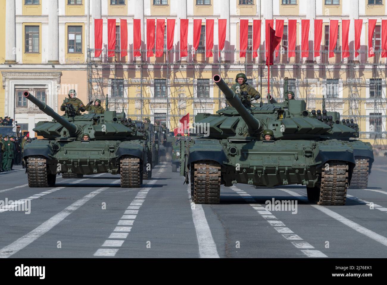 SAINT-PÉTERSBOURG, RUSSIE - 28 AVRIL 2022 : chars russes T-72B3 à la répétition du défilé militaire en l'honneur du jour de la victoire Banque D'Images
