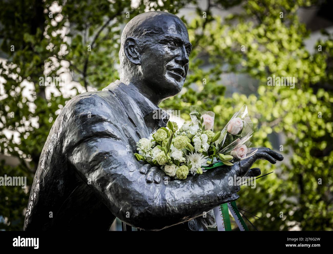 2022-05-06 18:49:48 ROTTERDAM - la statue de PIM Fortuyn pendant la commémoration. Le politicien controversé a été assassiné il y a vingt ans par Volcert van der G. au Media Park à Hilversum. REMKO DE WAAL pays-bas hors - belgique hors Banque D'Images