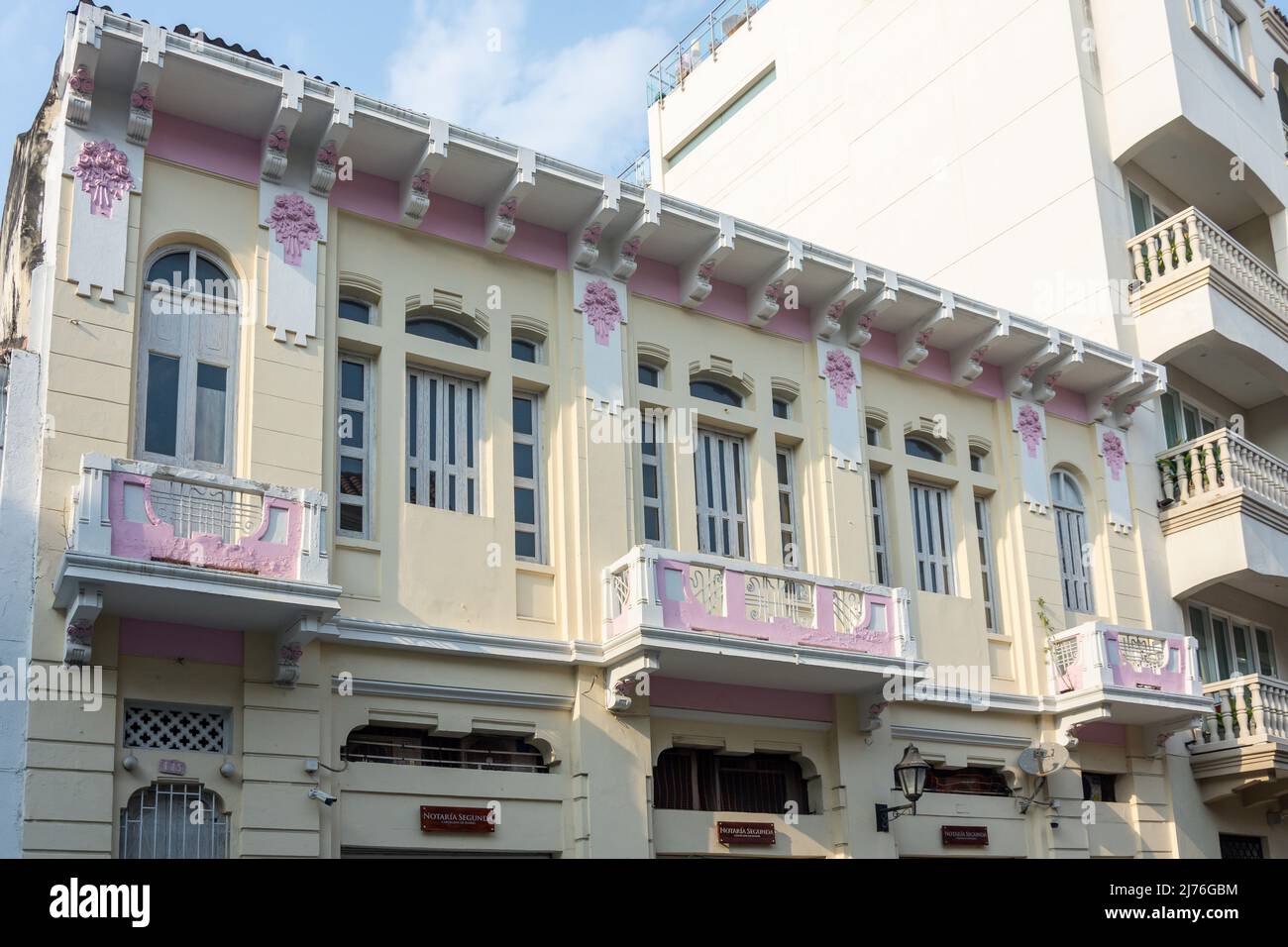 Façade décorée d'un bâtiment d'époque, Calle Velez Danies, Old Cartagena, Cartagena, Bolivar, République de Colombie Banque D'Images