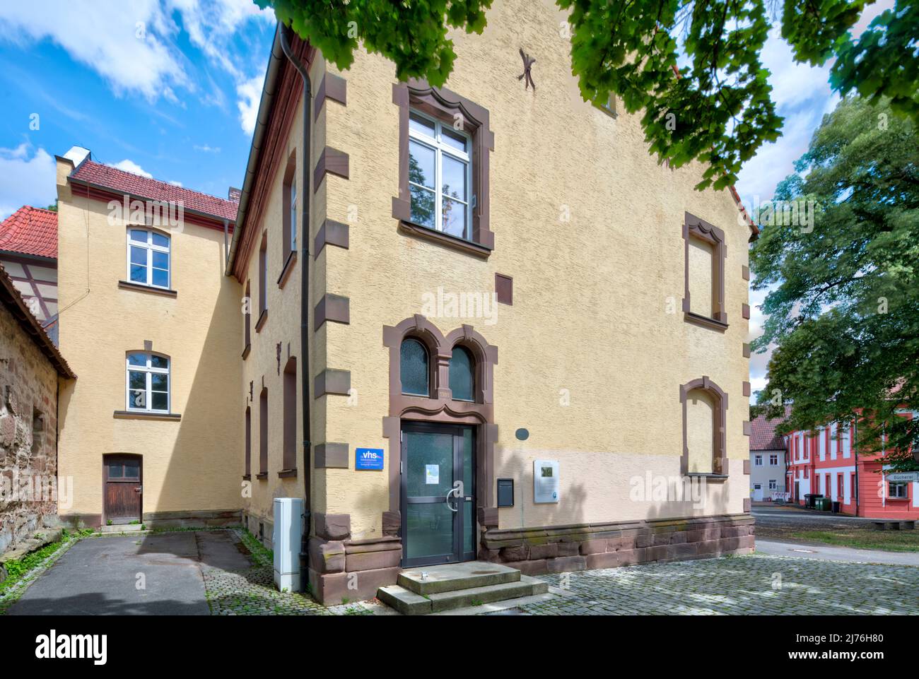 École Rückert, porte d'entrée, façade de la maison, vue sur la ville, été, Bad Rodach, Franconie, Bavière, Allemagne, Europe Banque D'Images
