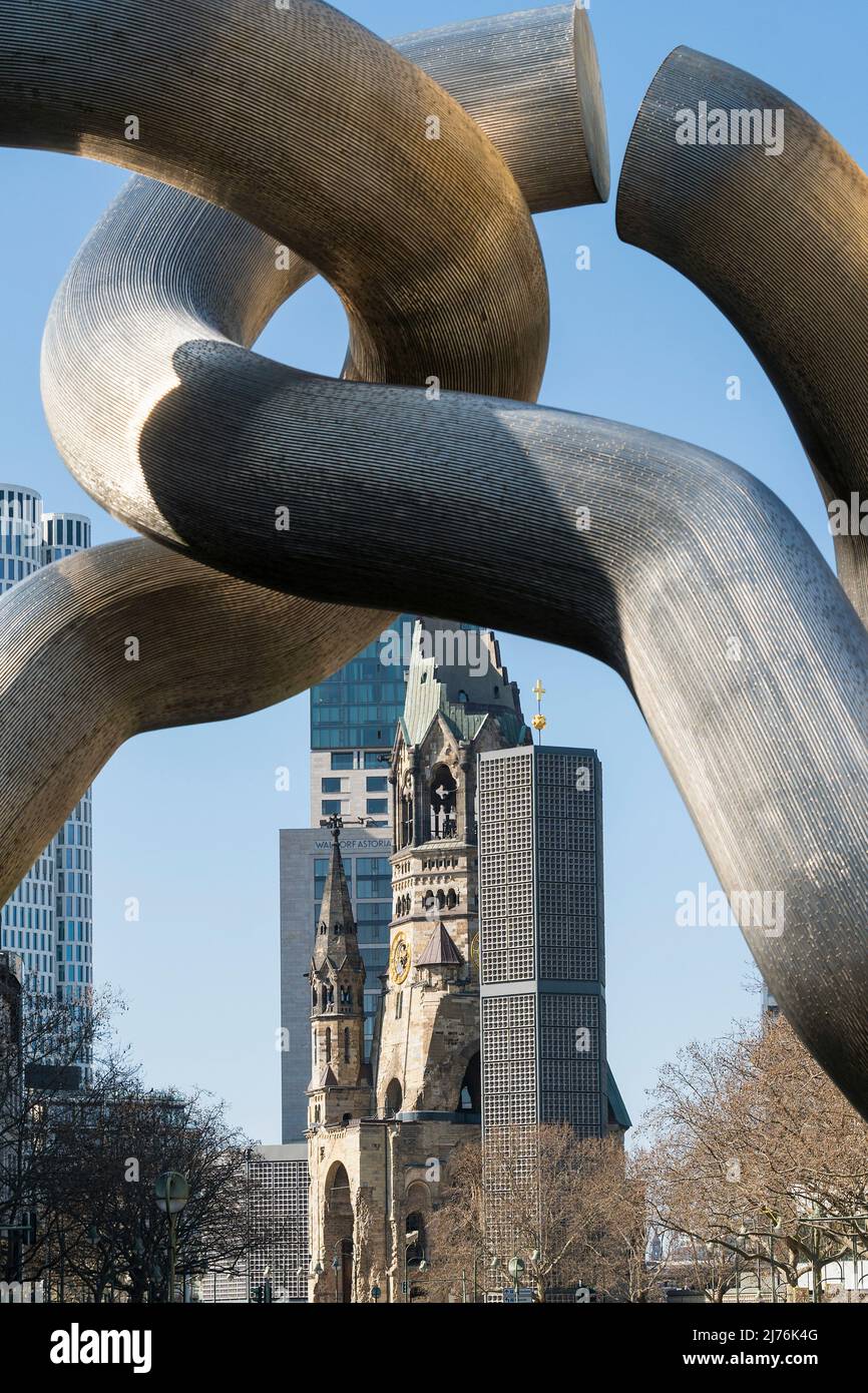 Berlin, sculpture 'Broken Chain', symbole de la division de la ville, derrière l'église Kaiser-Wilhelm-Memorial Banque D'Images