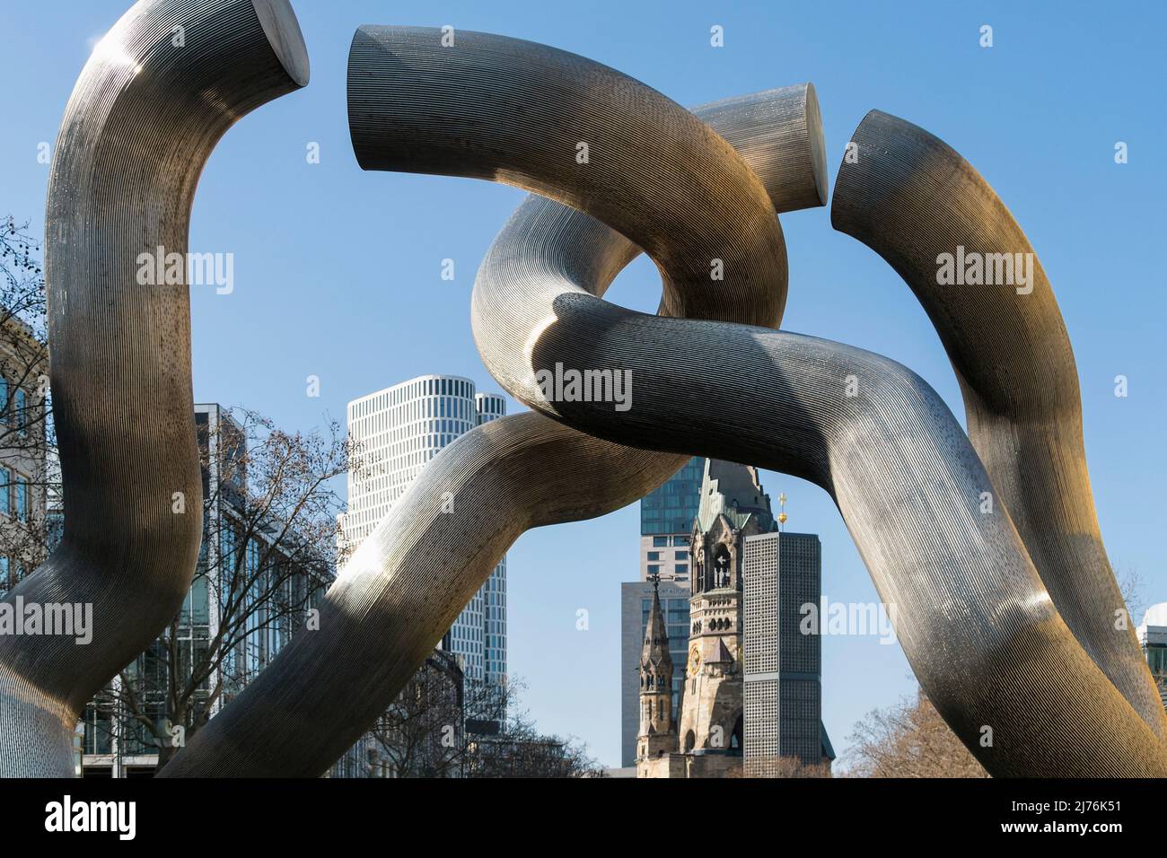 Berlin, sculpture 'Broken Chain', symbole de la division de la ville, derrière l'église Kaiser-Wilhelm-Memorial et la fenêtre du zoo Banque D'Images