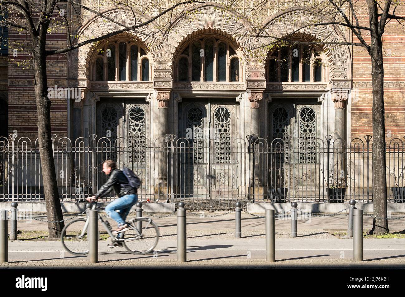 Berlin, Mitte, Oranienburger Straße, Nouvelle synagogue, portail en trois parties, cycliste passant Banque D'Images