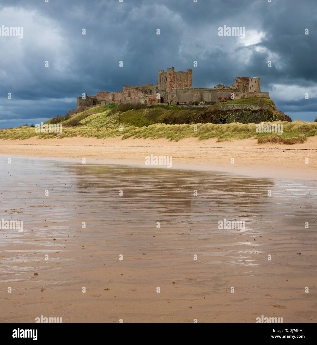 Château de Bamburgh sur la côte de Northumberland. Autrefois la résidence des Rois de Northumbria, cet imposant château fut beaucoup restauré au XIXe Banque D'Images