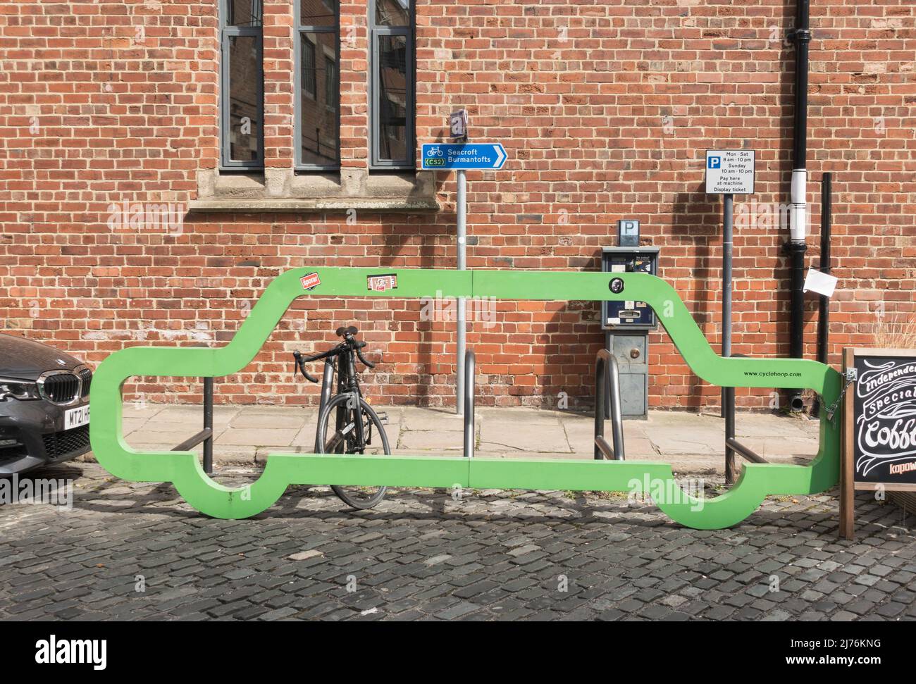 Un Cyclehoop car Bike Port, un espace réservé pour le parking à vélos dans le centre-ville de Leeds, Yorkshire, Angleterre, Royaume-Uni Banque D'Images