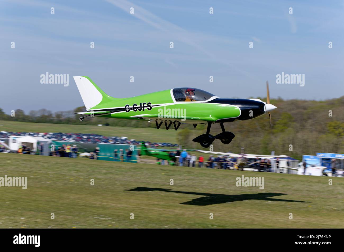 Superbe look vert et noir Mark Brown Design Pulsar Microlight avion G-CJFS vole dans l'aérodrome de Popham près de Basingstoke dans le Hampshire Banque D'Images