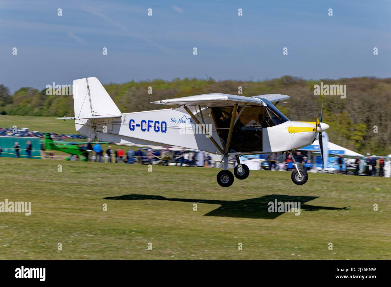 White Skyranger Kit Microlight avion G-CFGO arrive à l'aérodrome de Popham près de Basingstoke dans le Hampshire pour la mouche annuelle de micro-lumière en cas Banque D'Images