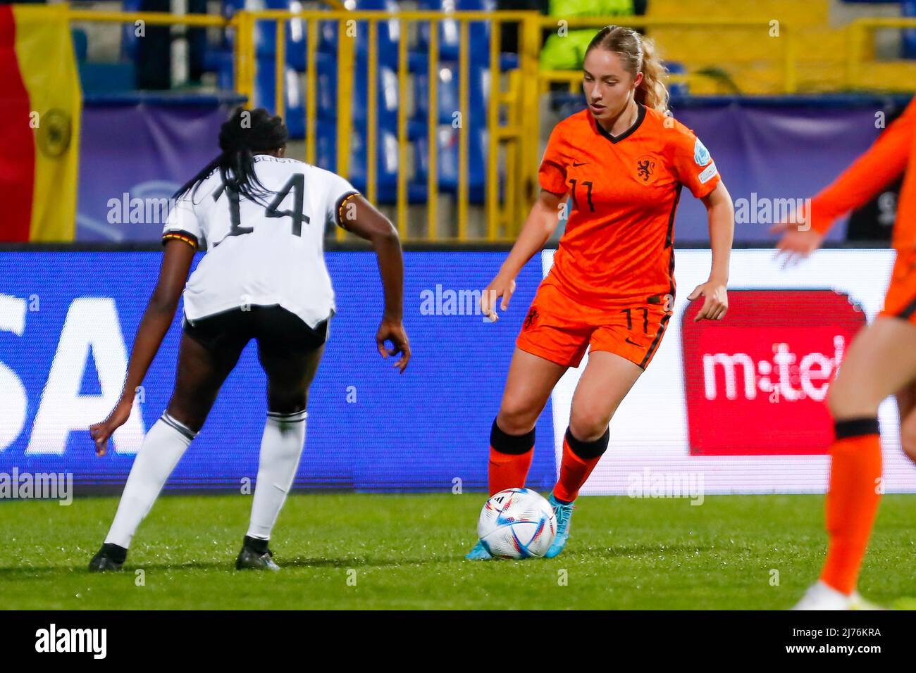 SARAJEVO, BOSNIE-HERZÉGOVINE - MAI 6 : Emily Wallrabenstein d'Allemagne, Danique Tolhoek des pays-Bas pendant le match de championnat européen des femmes de moins de 17 ans de l'UEFA entre l'Allemagne et les pays-Bas au Stadion Grbavica le 6 mai 2022 à Sarajevo, Bosnie-Herzégovine (photo de Nicola Krstic/Orange Pictures) Banque D'Images