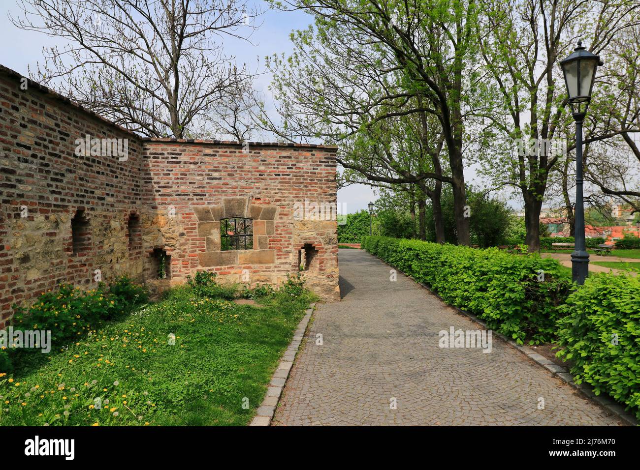 Une partie de fortification avec une faille dans le jour de printemps. Vysehrad. République tchèque. Prague. Banque D'Images Une partie de fortification avec une faille dans le jour de printemps. Vysehrad. République tchèque. Prague. Banque D'Images