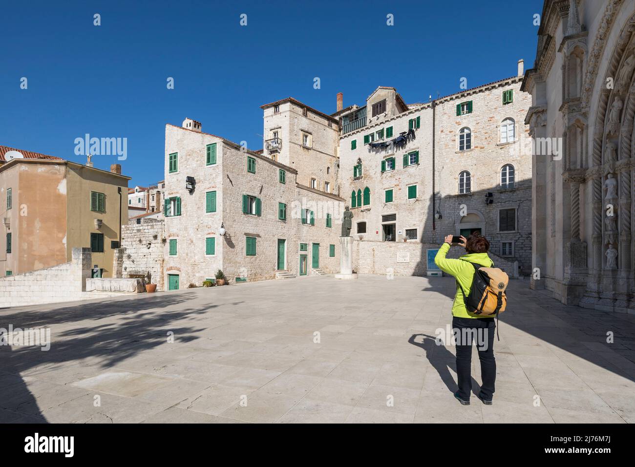 Une femme prend une photo dans la vieille ville sur la place de la République, Sibenik, comté de Sibenik-Knin, Croatie, Europe Banque D'Images