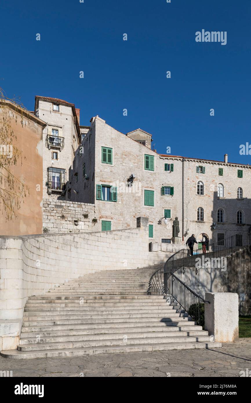 Vieille ville avec des escaliers vers la place de la République, Sibenik, comté de Sibenik-Knin, Croatie, Europe Banque D'Images