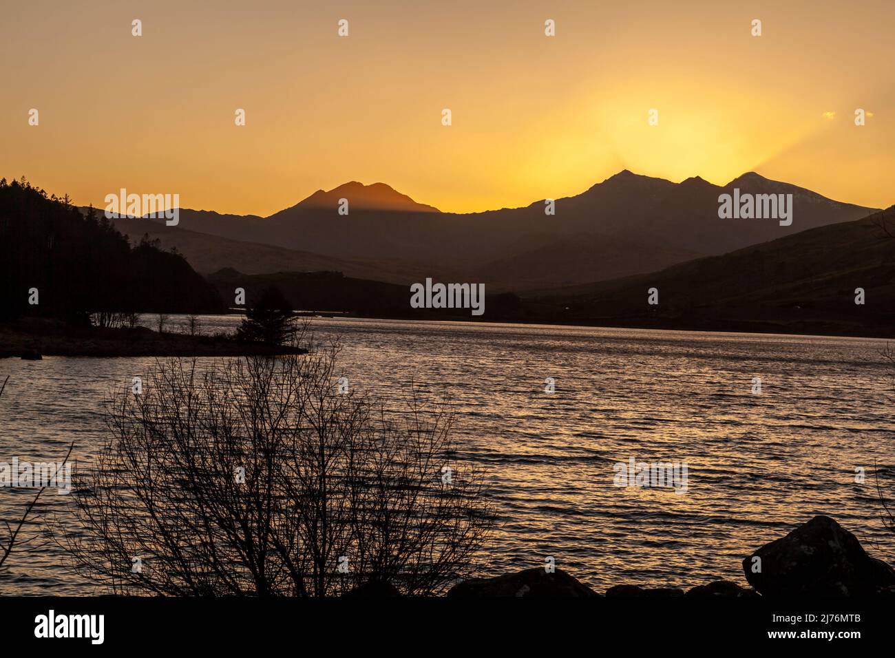Vue classique sur Llyn Mymbyr avec le soleil couchant derrière Snowdon, parc national de Snowdonia Banque D'Images
