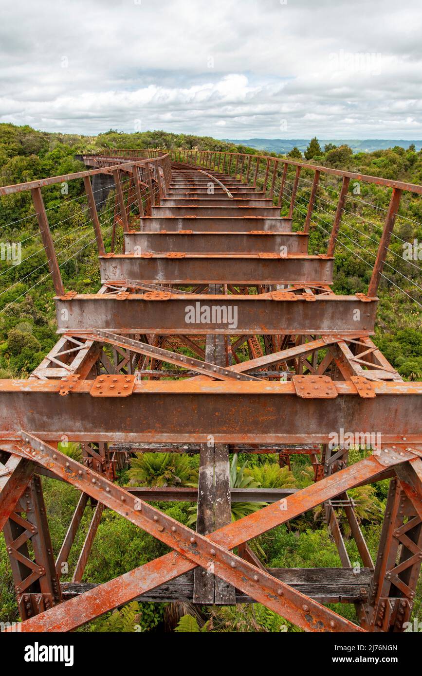 Ancien pont en fer inutilisé à l'Old Coach Road, Île du Nord de la Nouvelle-Zélande Banque D'Images