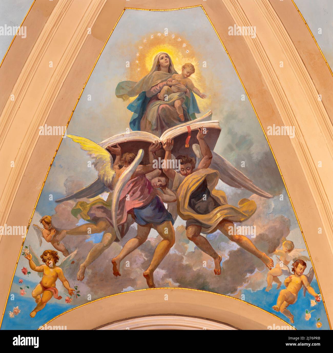 BARI, ITALIE - 3 MARS 2022 : la fresque de Madonna dans la gloire de l'église Chiesa San Ferdinando par Nicola Colonna (1862 -1948). Banque D'Images