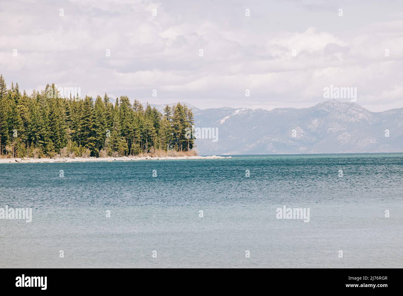 Vue sur le lac Tahoe calme et paisible au printemps Banque D'Images