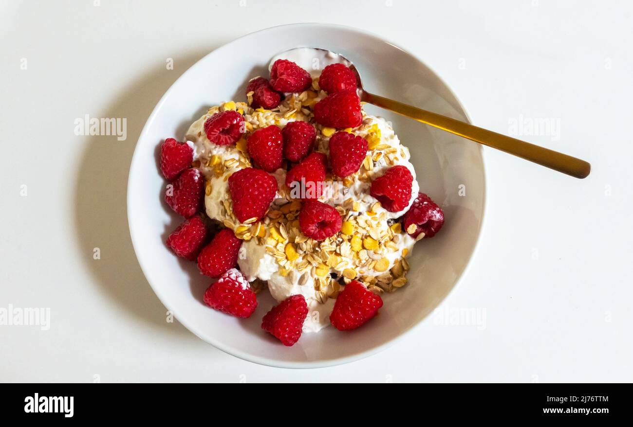 Framboises, avoine coupée en acier et yogourt grec Banque D'Images