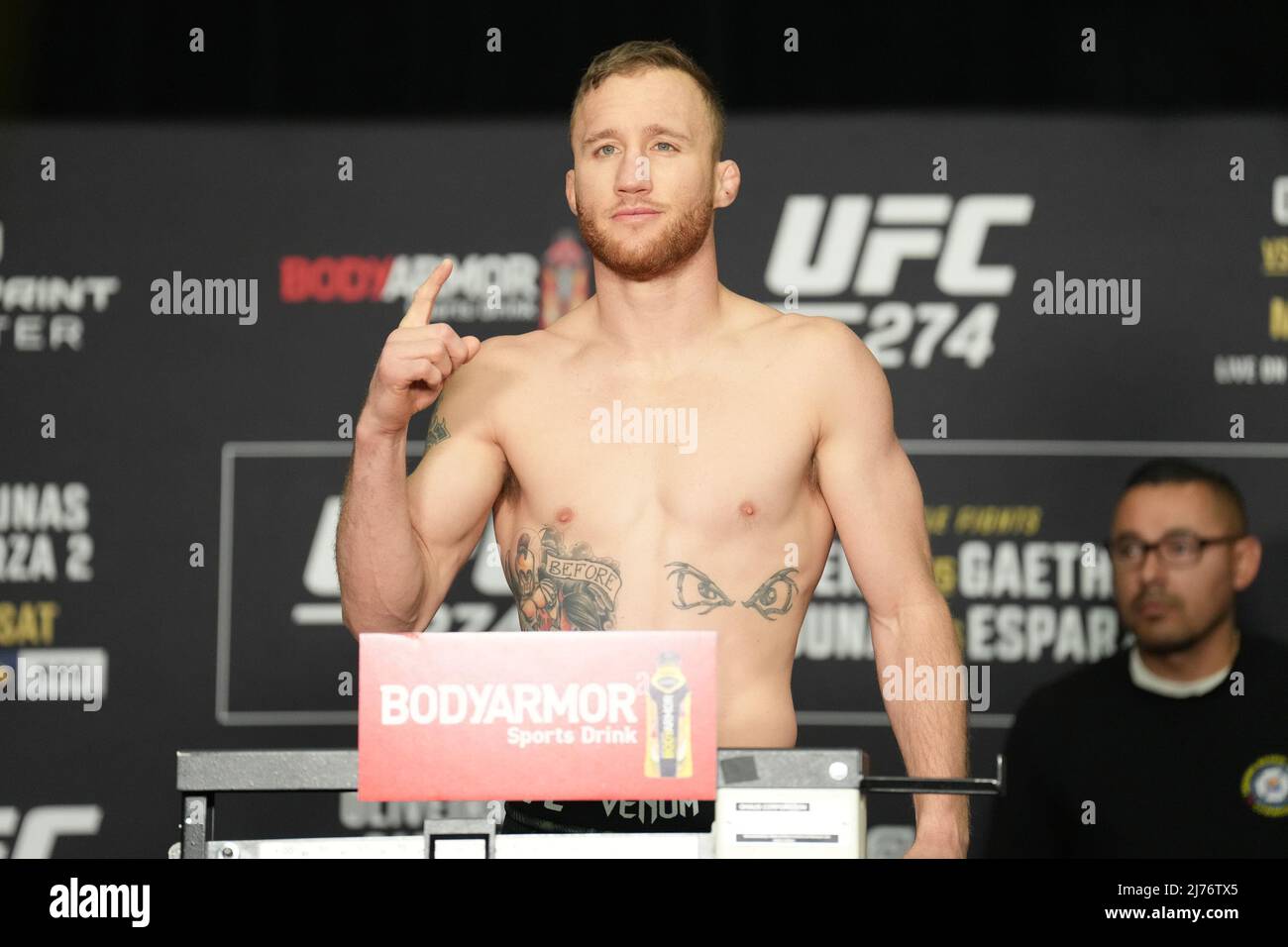 PHOENIX, AZ - Mai 6: Justin Gaethje passe à l'échelle de Hyatt Regency pour UFC 274 - Oliveira vs Gaethje : pesée officielle le 6 mai 2022 à Phoenix, Arizona, États-Unis. (Photo de Louis Grasse/PxImages) Banque D'Images