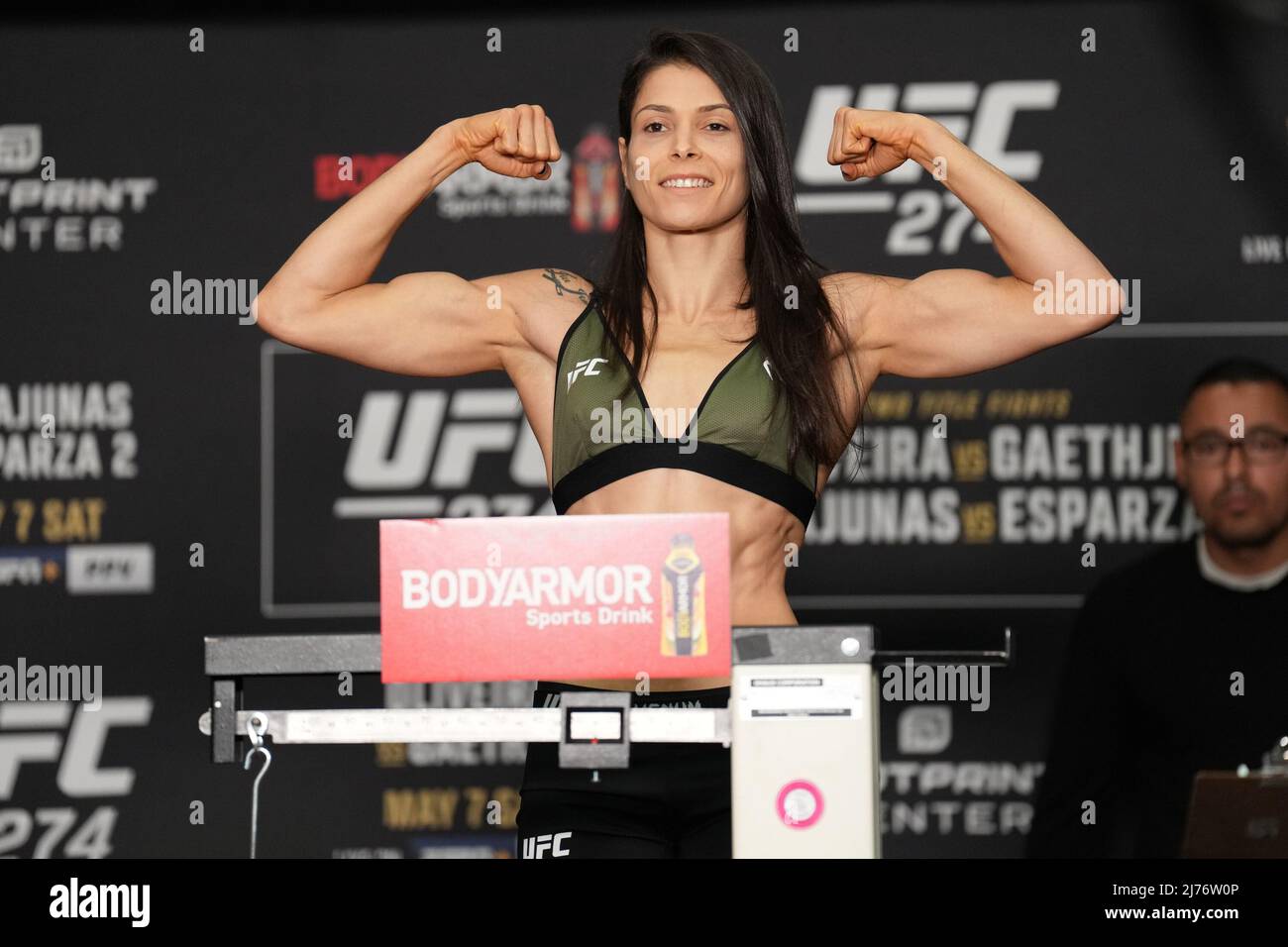 PHOENIX, AZ - Mai 6: Melissa Gatto passe à l'échelle de Hyatt Regency pour UFC 274 - Oliveira vs Gaethje : pesée officielle le 6 mai 2022 à Phoenix, Arizona, États-Unis. (Photo de Louis Grasse/PxImages) Banque D'Images