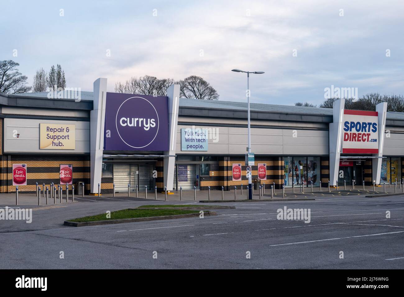 Guiseley Westfield Retail Park à Leeds avec les boutiques Currys et Sports Direct dans un parking vide. Banque D'Images