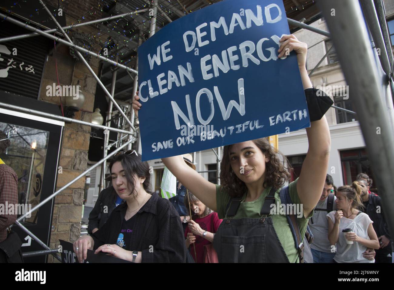 Manifestation et marche organisées par RX Rebellion et International Climate activist Group à New York au printemps 2022. Banque D'Images