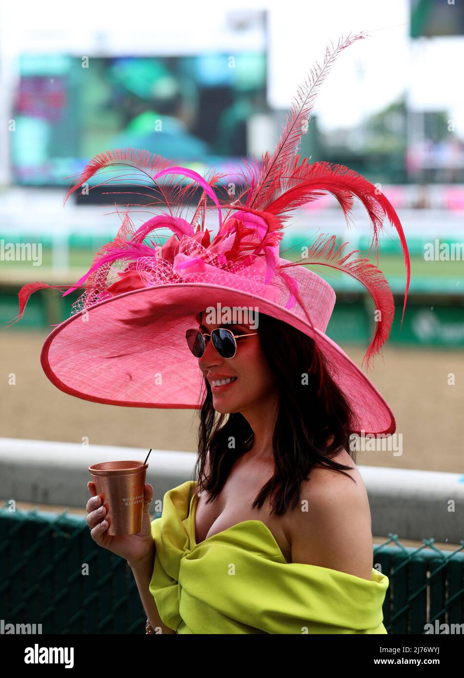 Les amateurs de courses hippiques montrent leur tenue de mode Oaks alors qu'ils se préparent pour la course de the148th des Kentucky Oaks à Churchill Downs le vendredi 6 mai 2022 à Louisville, Kentucky. Photo de John Sommers II/UPI Banque D'Images