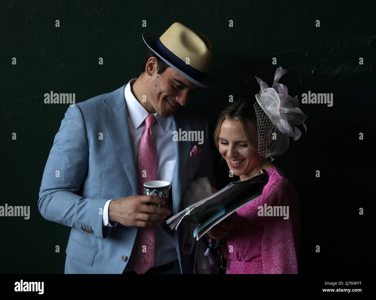 Les amateurs de courses hippiques montrent leur tenue de mode Oaks alors qu'ils se préparent pour la course de the148th des Kentucky Oaks à Churchill Downs le vendredi 6 mai 2022 à Louisville, Kentucky. Photo de John Sommers II/UPI Banque D'Images