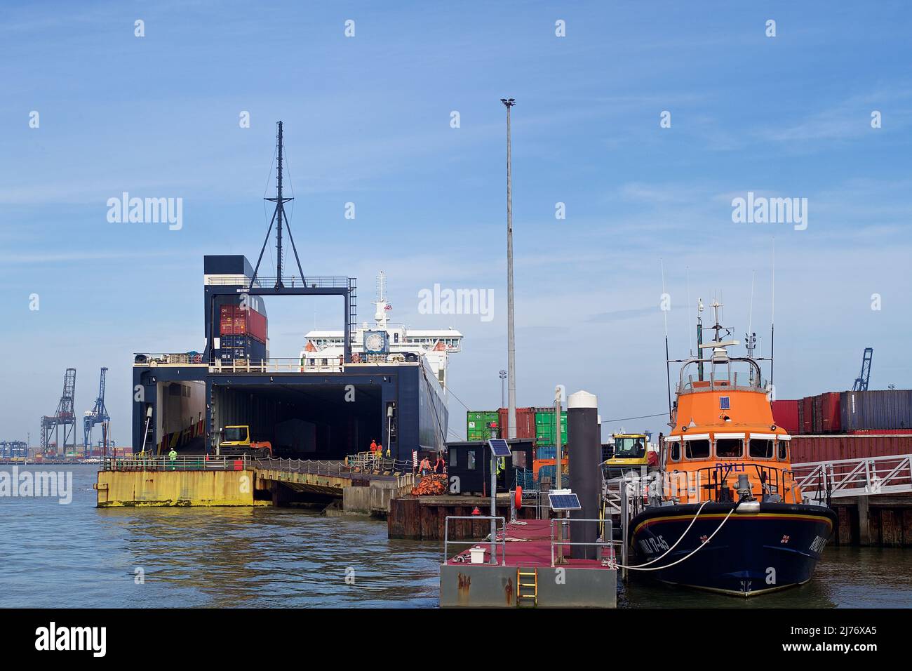 RO-RO (Roll On - Roll Off) navire de cargaison ML Freyja amarré à la Harwich Dock Company, Harwich Essex, Royaume-Uni, à côté de la station de bateau Harwich Life. Banque D'Images