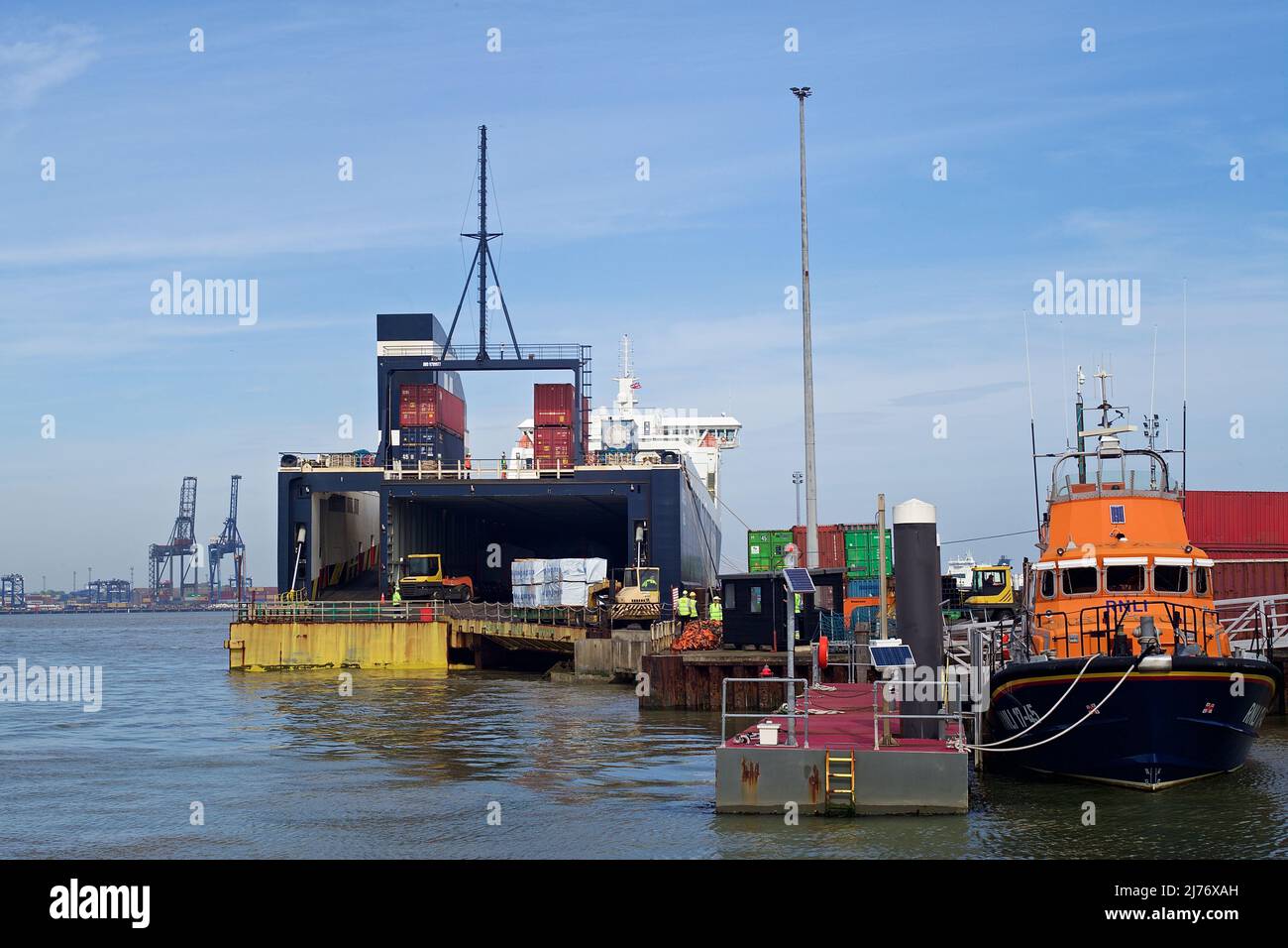 RO-RO (Roll On - Roll Off) navire de cargaison ML Freyja amarré à la Harwich Dock Company, Harwich Essex, Royaume-Uni, à côté de la station de bateau Harwich Life. Banque D'Images