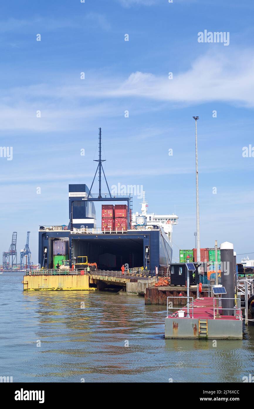 RO-RO (Roll On - Roll Off) navire de cargaison ML Freyja amarré à la Harwich Dock Company, Harwich Essex, Royaume-Uni, à côté de la station de bateau Harwich Life. Banque D'Images