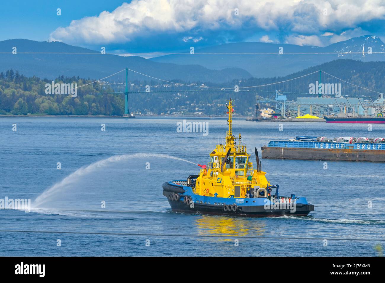 SST Grizzzly escorte bateau-pichet utilisant un système externe de lutte contre l'incendie standard Fi-Fi 1, canon à eau, Vancouver (Colombie-Britannique), Canada Banque D'Images