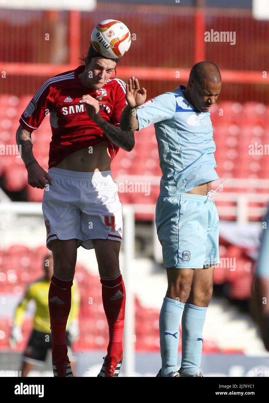 13th octobre 2012 - Npower League One - Swindon Town vs Coventry City - Aden Flint de Swindon Town têtes claires sous pression. - Photo: Paul Roberts / Pathos. Banque D'Images