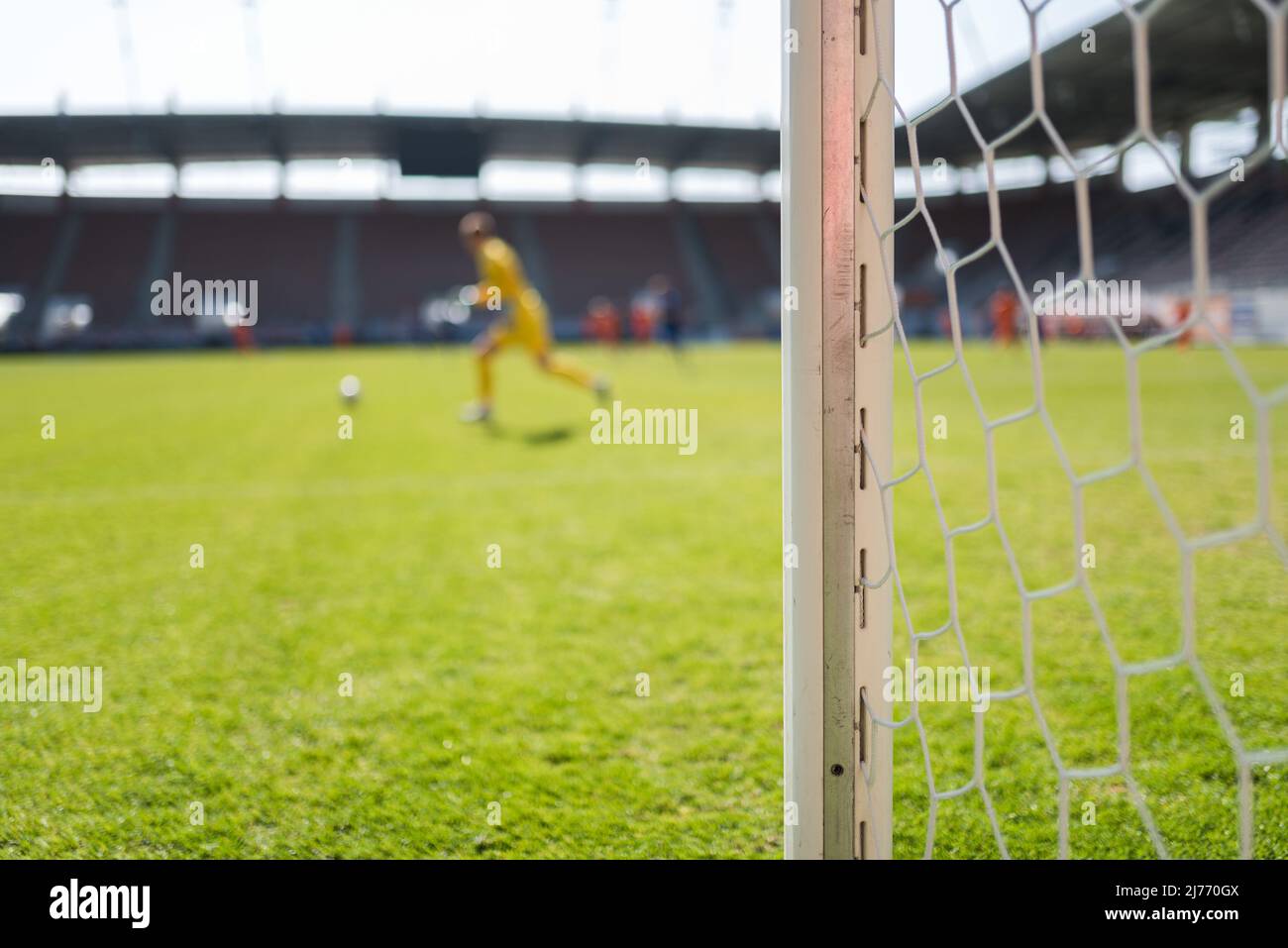 Post de but de football et match de football en arrière-plan Banque D'Images