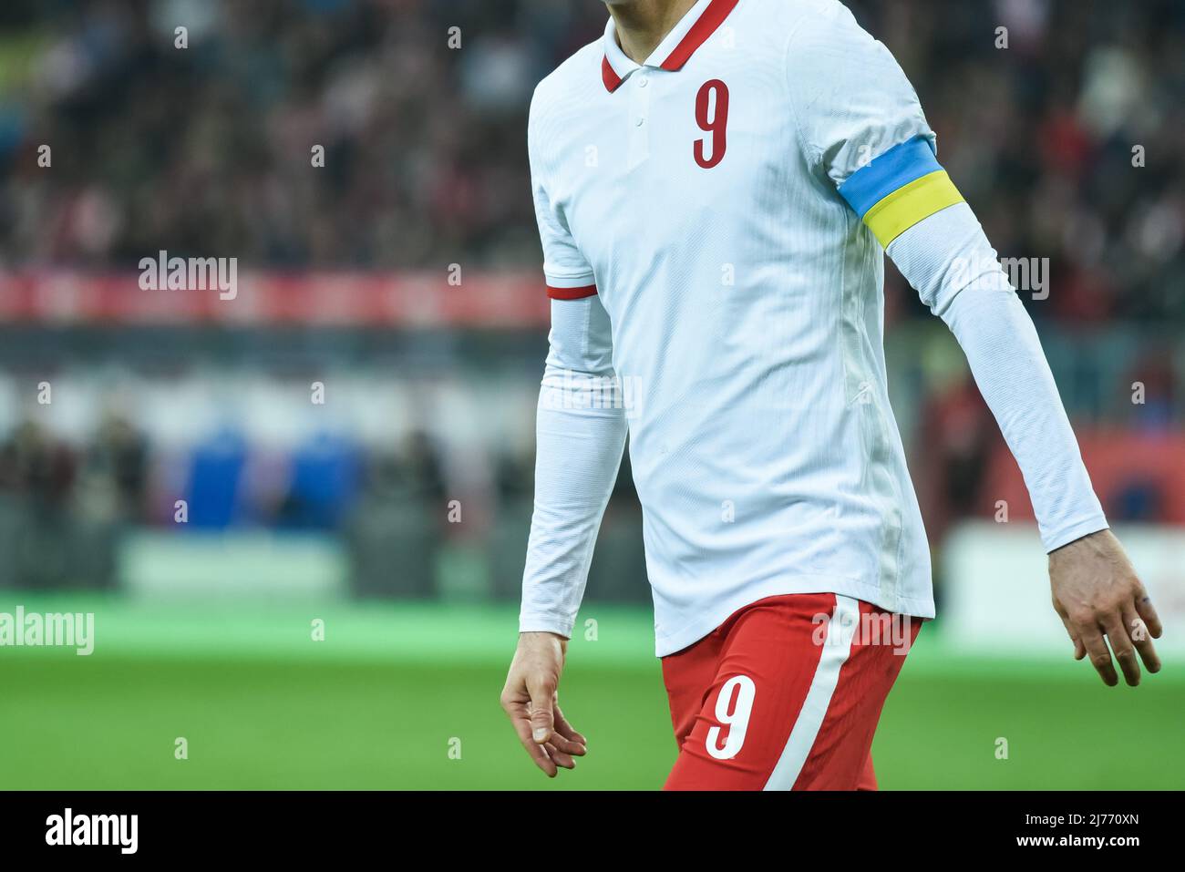 Footballeur pendant le match de football. Il a le brassard du capitaine bleu  et jaune comme symbole de l'Ukraine Photo Stock - Alamy