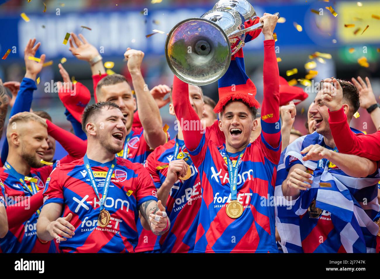 Ben Lederman (C) tient un trophée lors de la cérémonie après le match final de la coupe polonaise de Fortuna entre Lech Poznan et Rakow Czestochowa au stade national PGE. Score final; Lech Poznan 1:3 Rakow Czestochowa. Banque D'Images