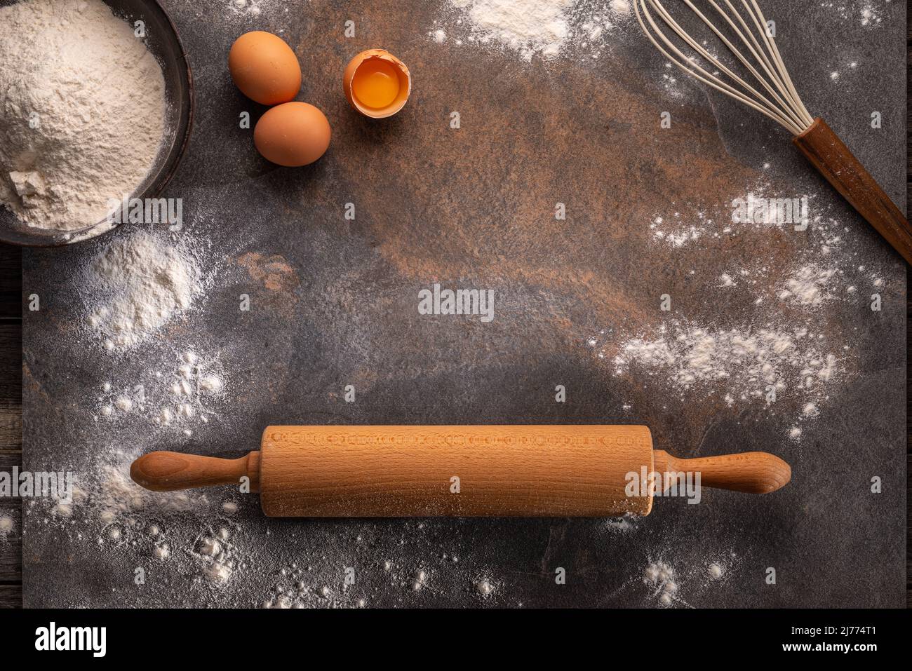 Préparation pour la cuisson de la pâte. Vue de dessus de la planche, de la rollPIN et de la farine. Banque D'Images