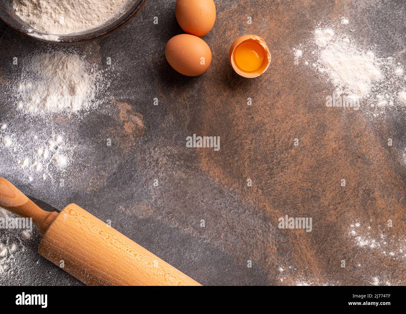 Préparation pour la cuisson de la pâte. Vue de dessus de la planche, de la rollPIN et de la farine. Banque D'Images