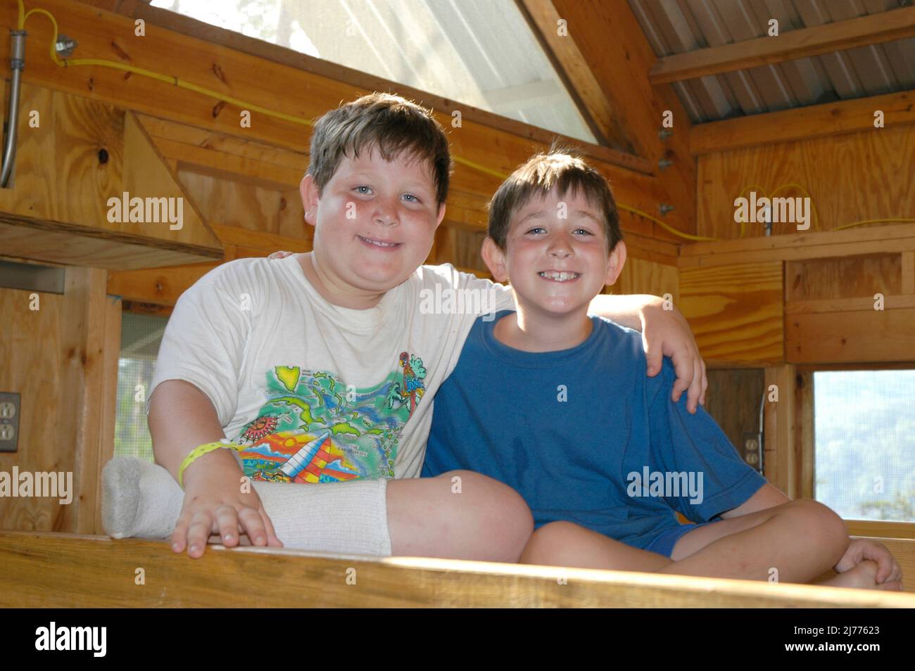 Deux amis, jeunes garçons, qui sont allés au même camp d'été et qui sont voisins à la maison Banque D'Images