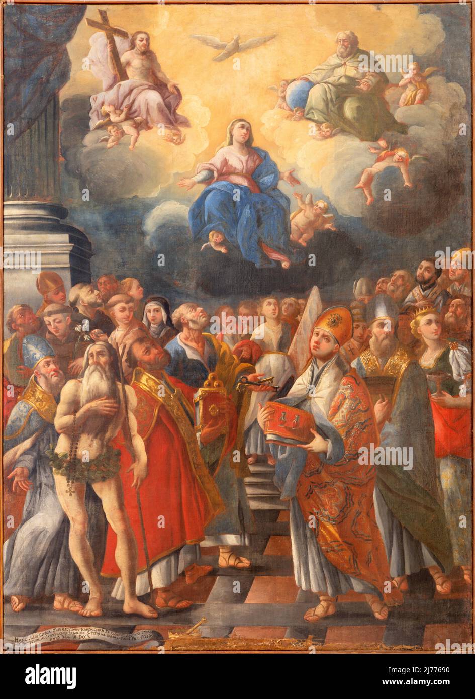 MONOPOLI, ITALIE - 6 MARS 2022 : la peinture de la Vierge, de la Sainte Trinité et des saints dans l'église Santa Theresia par Gianbattista Lama (1711). Banque D'Images