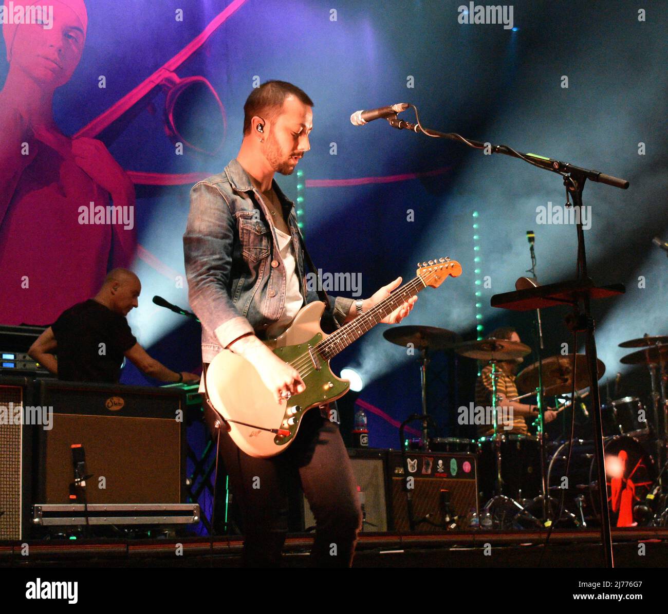 Tommy Gleeson, de Feeder, se livrant sur scène en concert au Guildhall Southampton O2, le mardi 26th avril 2022 Banque D'Images