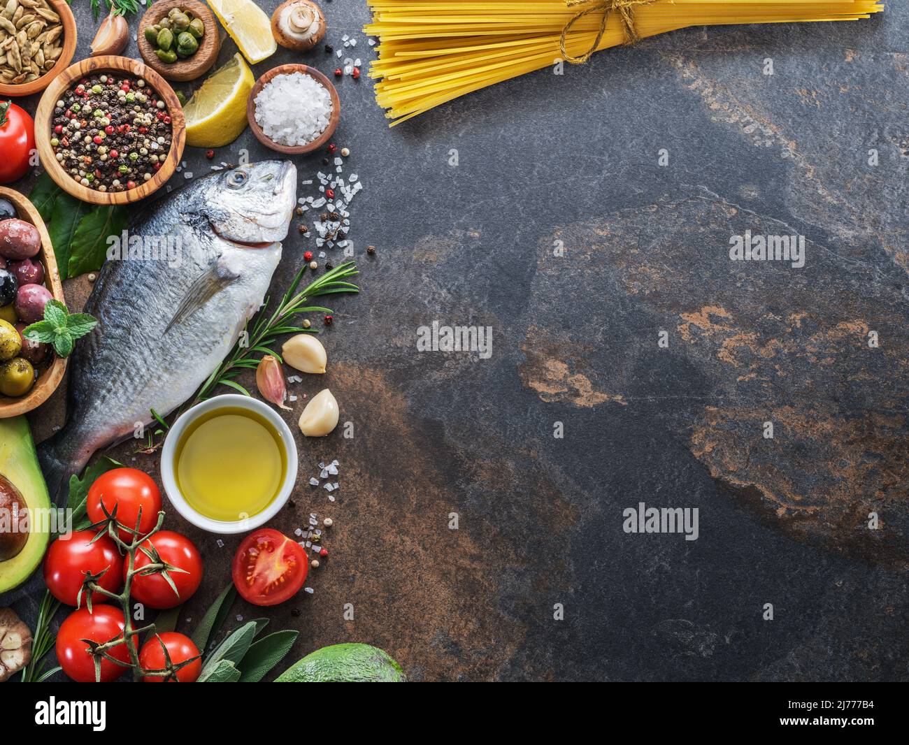 Poisson, légumes et pâtes les principaux ingrédients de la cuisine méditerranéenne. Mise en page. Banque D'Images