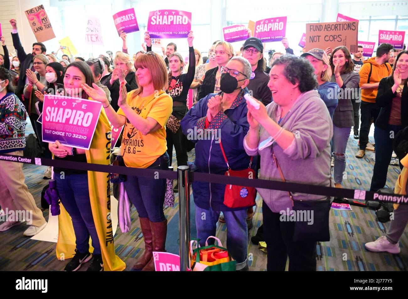 Philadelphie, États-Unis. 06th mai 2022. Des centaines de personnes se rassemblent pour un rassemblement démocrate défend Choice Rally pour protester contre l'indication de la Cour suprême de limiter les droits de WomenÕs, récemment divulguée, lors d'un rassemblement de protestation au Philadelphia Convention Center de Philadelphie, PA, USA, le 6 mai 2022. Crédit : OOgImages/Alamy Live News Banque D'Images