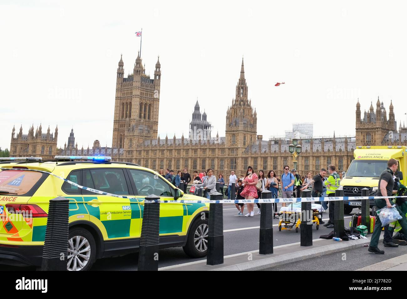 Londres, Royaume-Uni, 6th mai 2022. Les services d'urgence ont assisté sur les lieux après que deux incidents se sont produits à une heure d'intervalle sur le pont de Westminster. Le deuxième incident a impliqué un cycliste qui s'est écrasé dans un bollard et est suivi par des médecins, avec une ambulance aérienne également en cours d'expédition. Crédit : onzième heure Photographie/Alamy Live News Banque D'Images