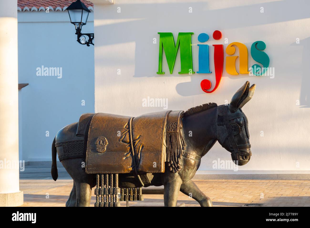 mijas-espagne-01-mars-2022-une-statue-d-ne-symbole-du-village-de